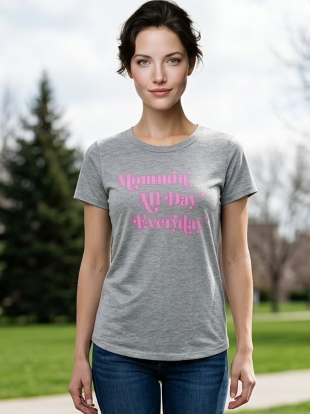 NWT Women’s Gray Short Sleeve Graphic Tee Shirt “Mommin All Day Everyday ” - M